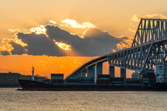 ゲートブリッジと貨物船