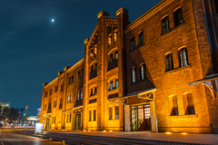 月の見えた赤レンガ倉庫　