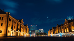 赤レンガ倉庫と月