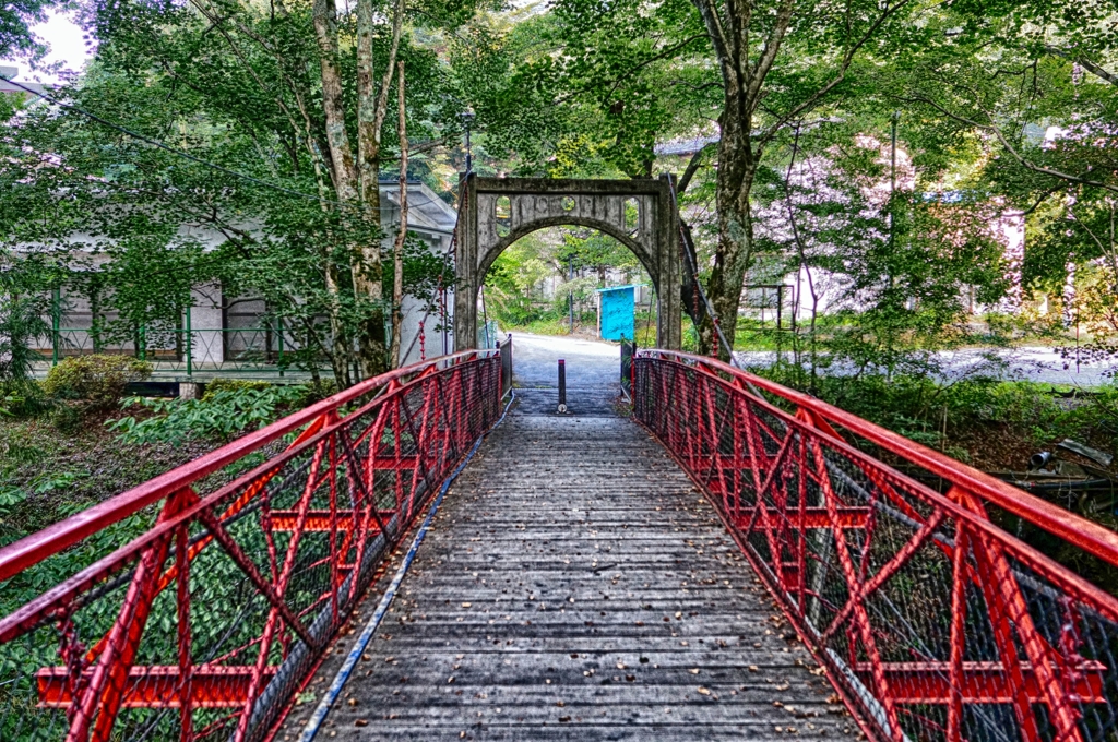 赤色の一本橋