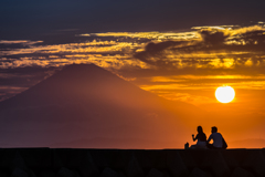 夕日のカップル