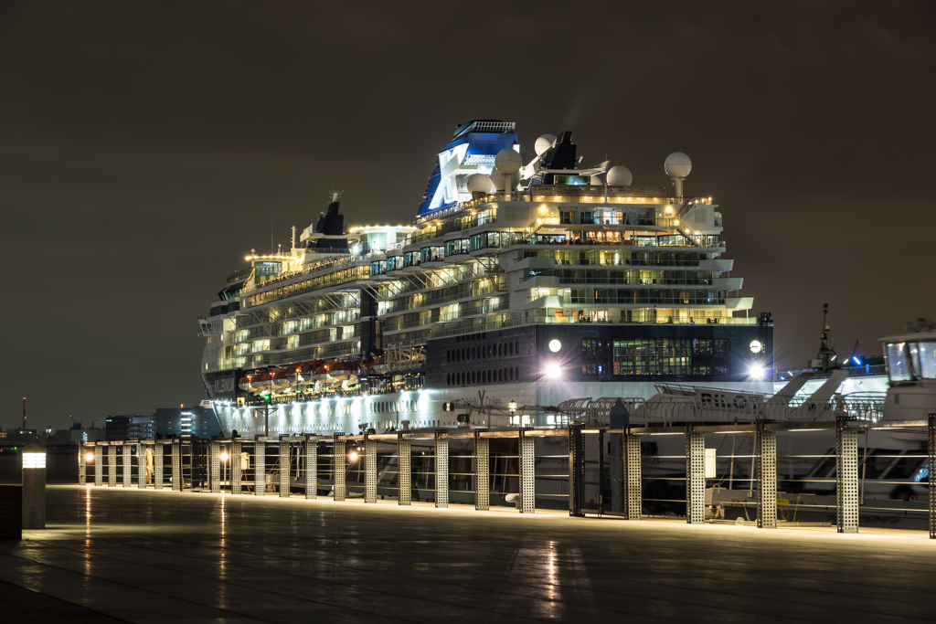 セレブリティ・ミレニアム　横浜入港