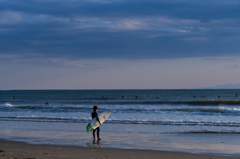 波打ち際サーファー