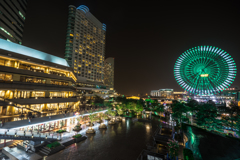 クイーンズスクエア前