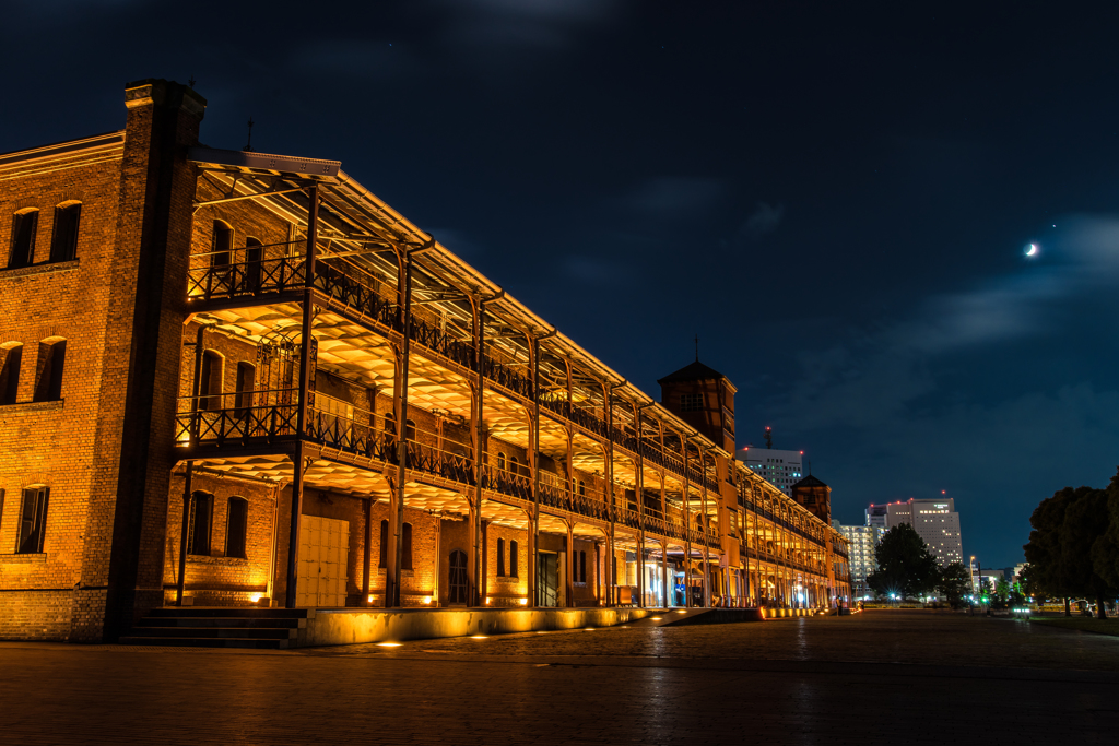 赤レンガ倉庫と月