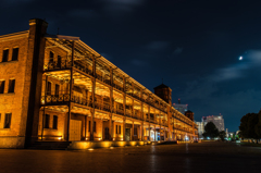 赤レンガ倉庫と月