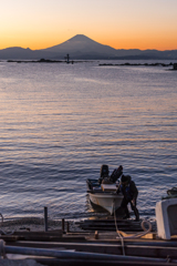 船をあげる漁師