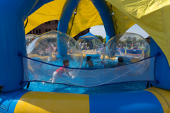 ボールに入って遊べる遊具