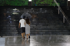 雨の日は傘が小さいと幸せだ！