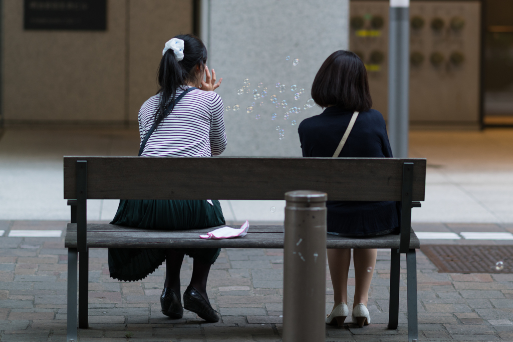 丸の内仲通り　都会のシャボン玉