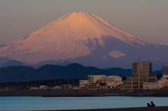 茅ヶ崎ヘッドランドからの早朝富士
