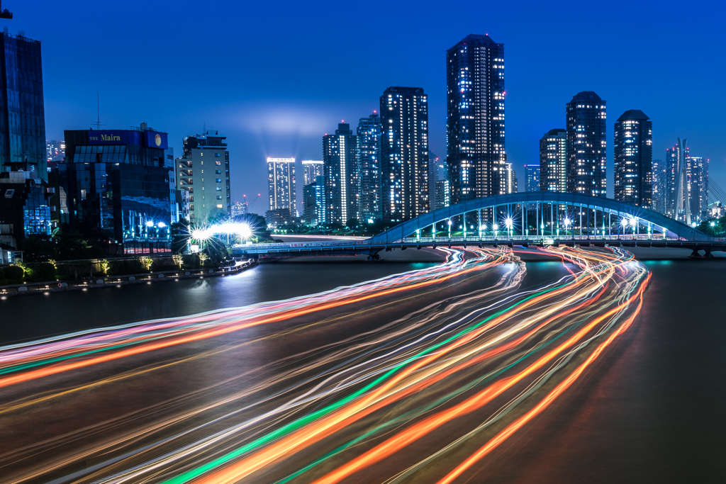 永代橋と屋形船光跡