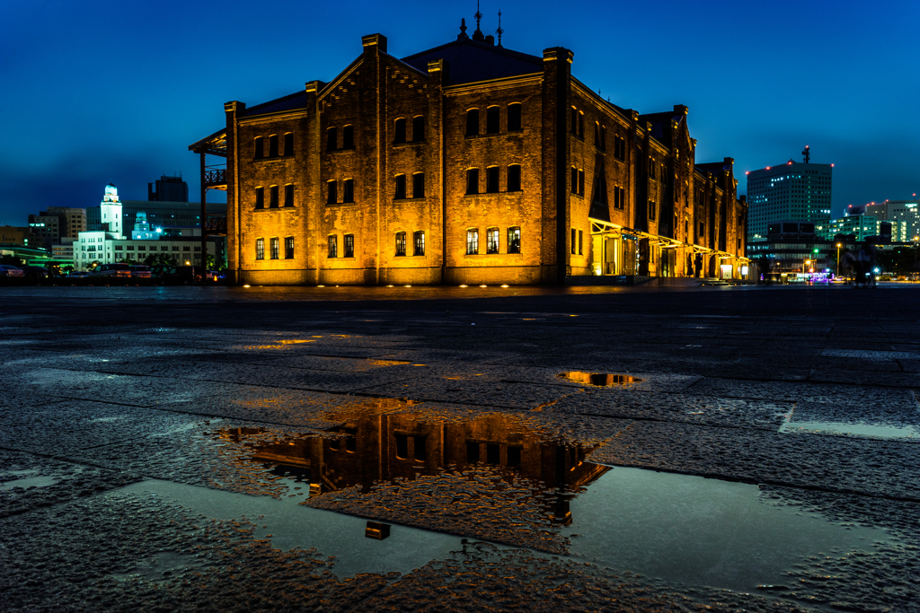雨の赤レンガ倉庫