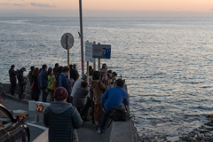 立石に集まる人々