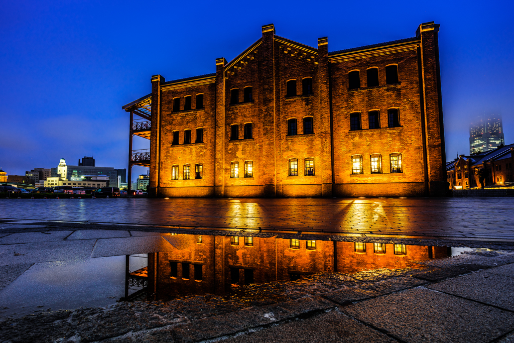 雨の赤レンガ倉庫