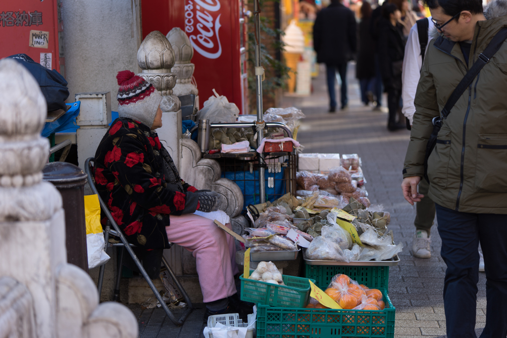 元旦の横浜中華街　露天のおばちゃん