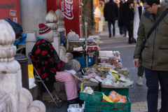 元旦の横浜中華街　露天のおばちゃん