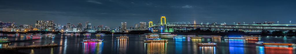 レインボーブリッジと屋形船