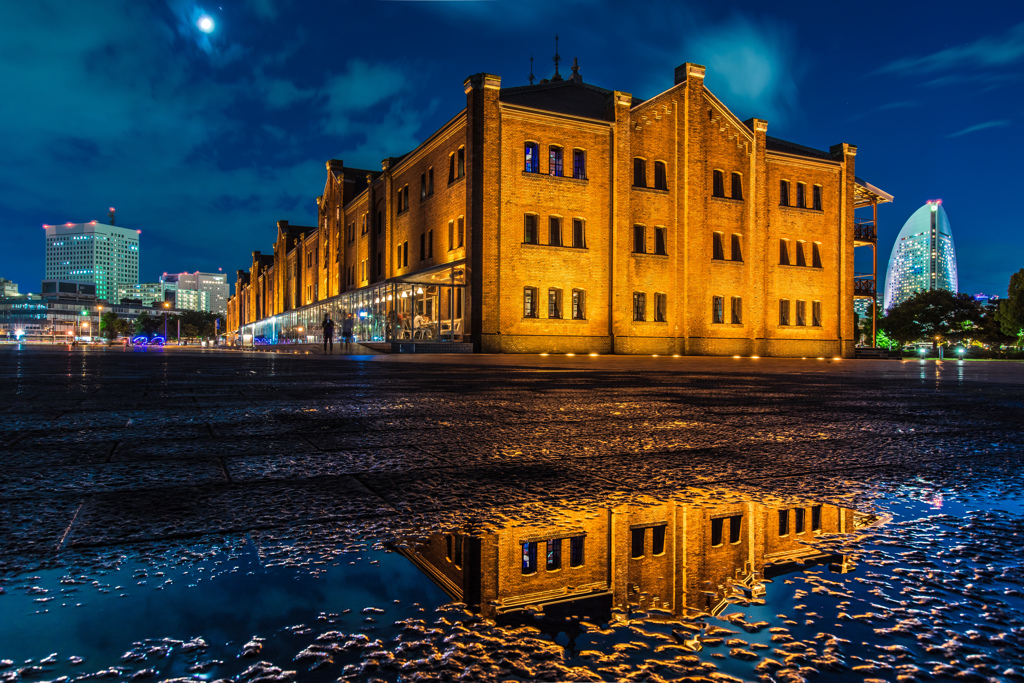 雨上がりの赤レンガ倉庫