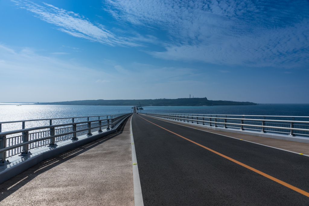 伊良部大橋　宮古島側から伊良部島を望む