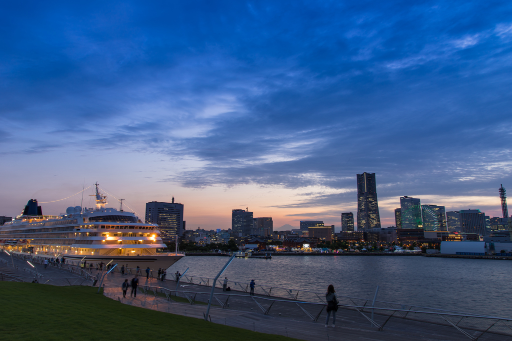 みなとみらい夕景と飛鳥Ⅱ