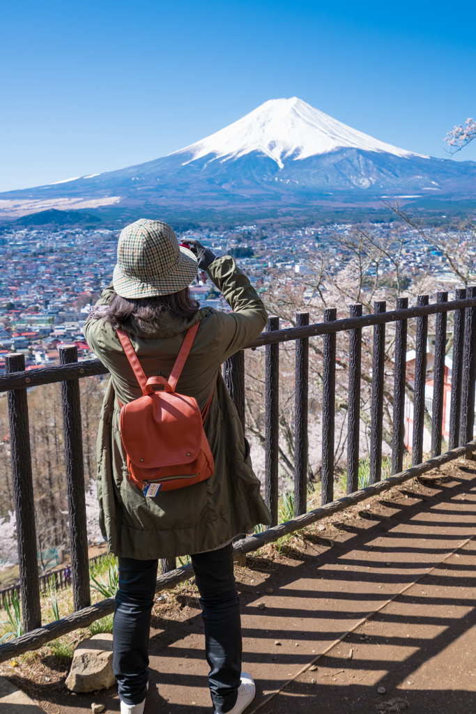 新倉山浅間公園で富士山を撮る人