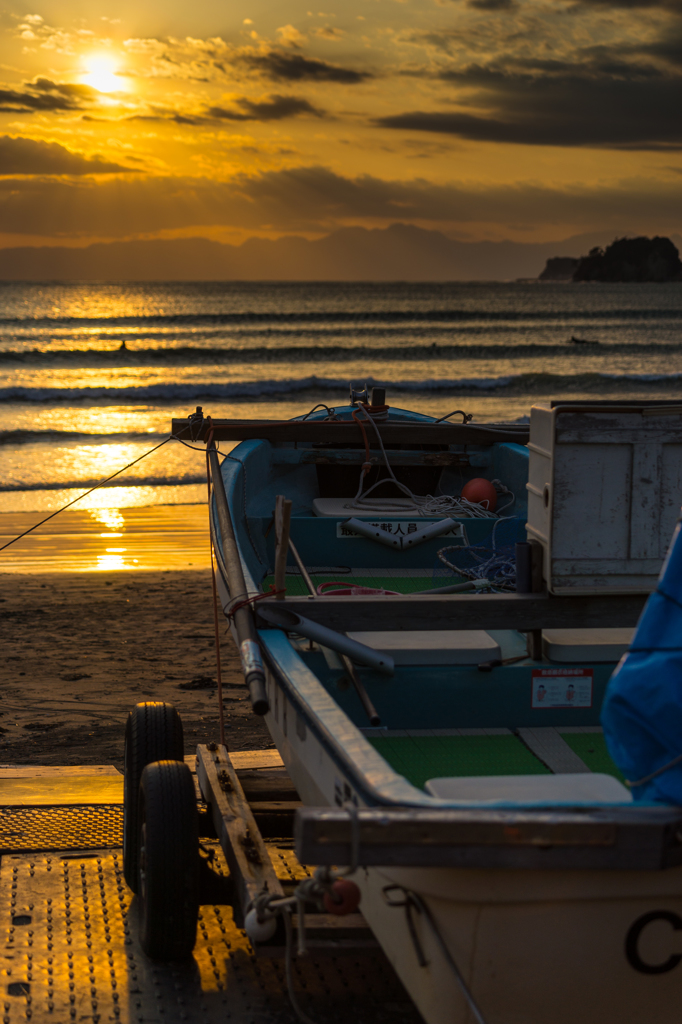 夕日と漁船
