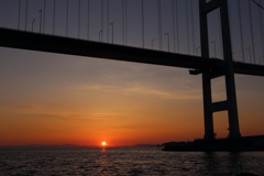 白鳥大橋と夕陽