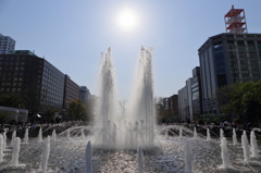 噴水と逆光