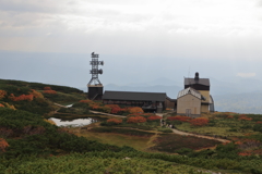 旭岳ロープウェイ山頂駅と紅葉