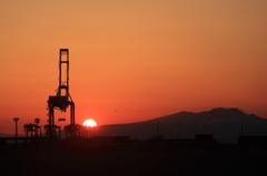 樽前山と夕陽とキリン１