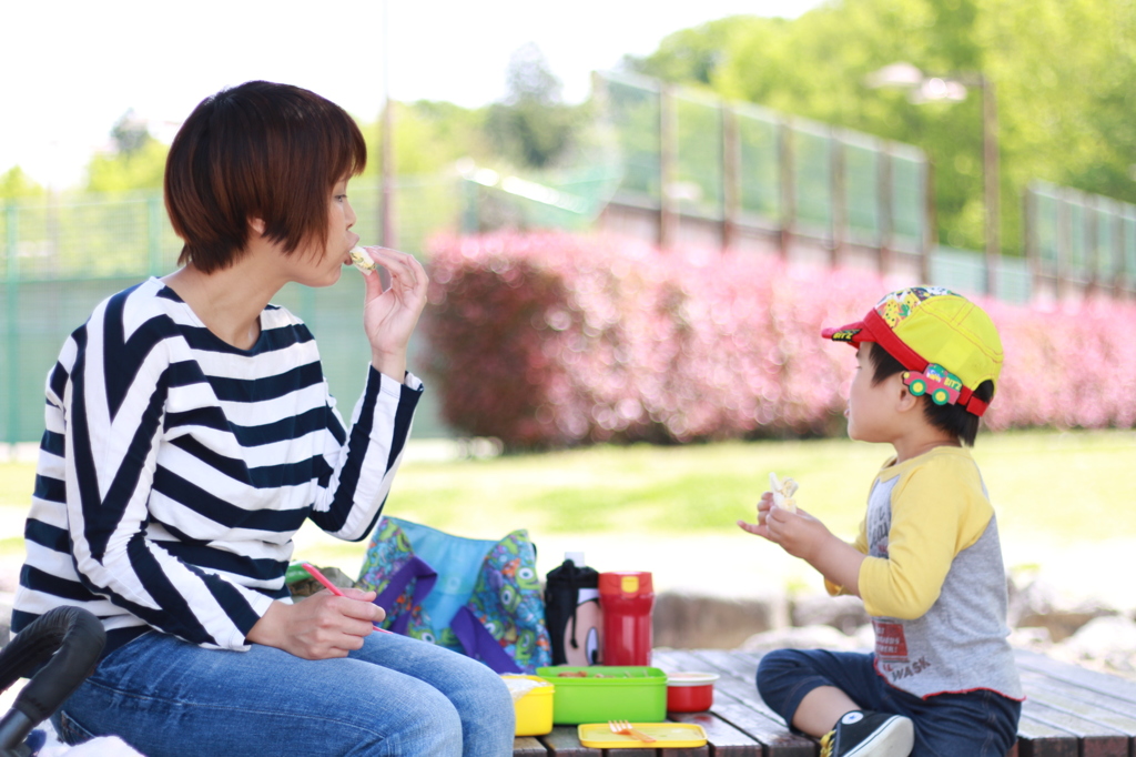 妻と次男と弁当