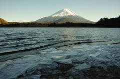 氷片越しに望む富士