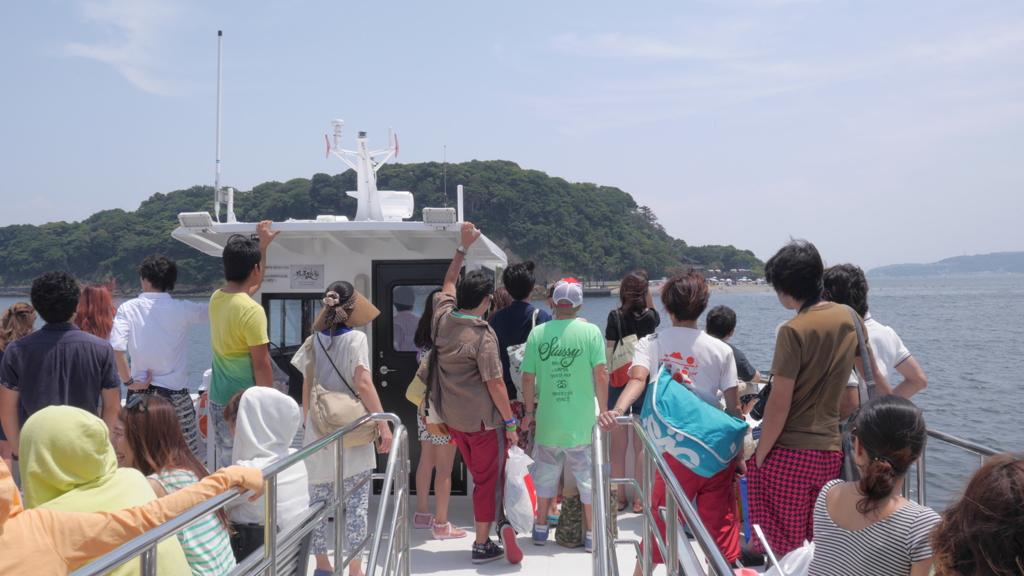 猿島へ向かう若者たち