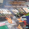 船上で魚焼く