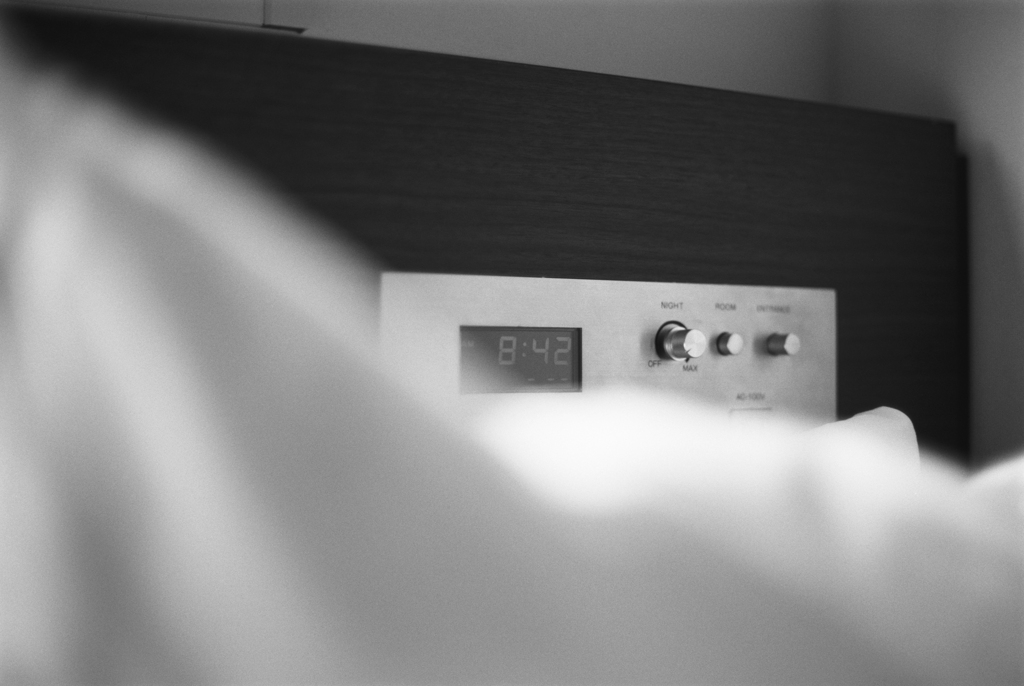 チェックアウトの時間が気になり始める頃.. (Film)