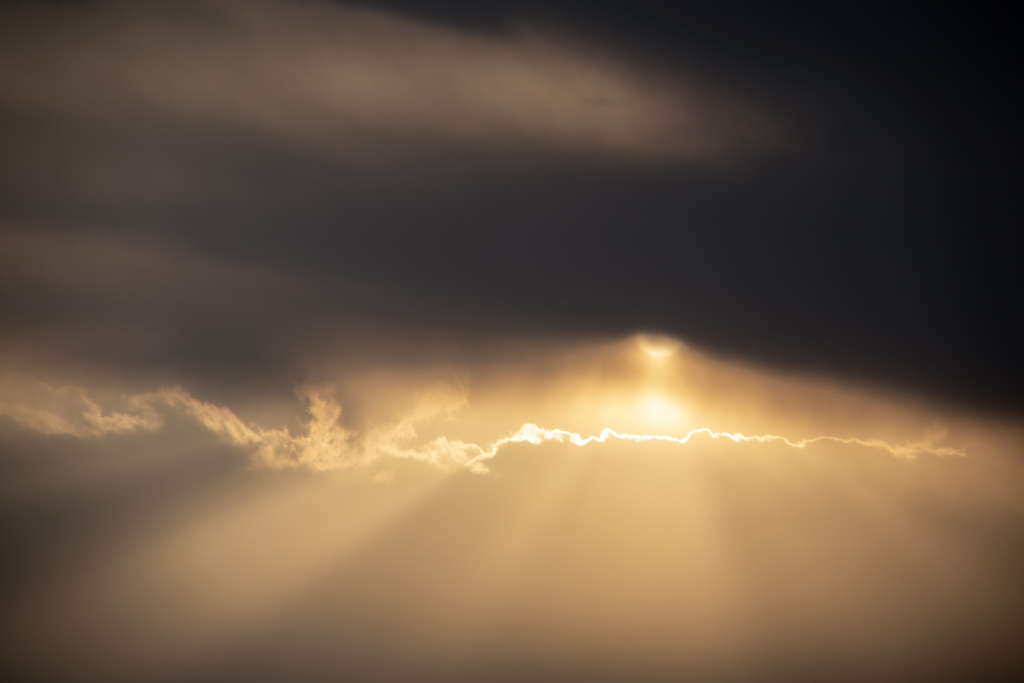 分厚い雲の向こう側の明るさが垣間見える場所