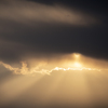 分厚い雲の向こう側の明るさが垣間見える場所