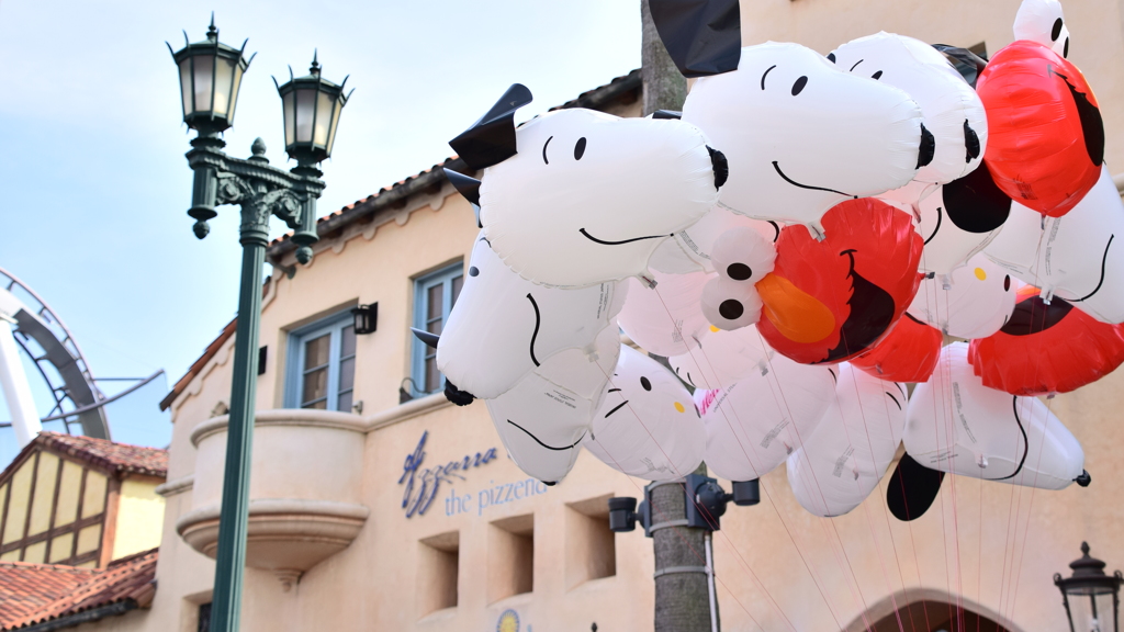 風に靡くバルーン