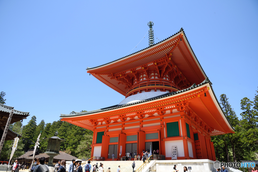 澄み渡る空に映える朱