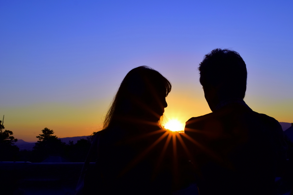 二人を繋ぐ夕日