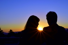 二人を繋ぐ夕日