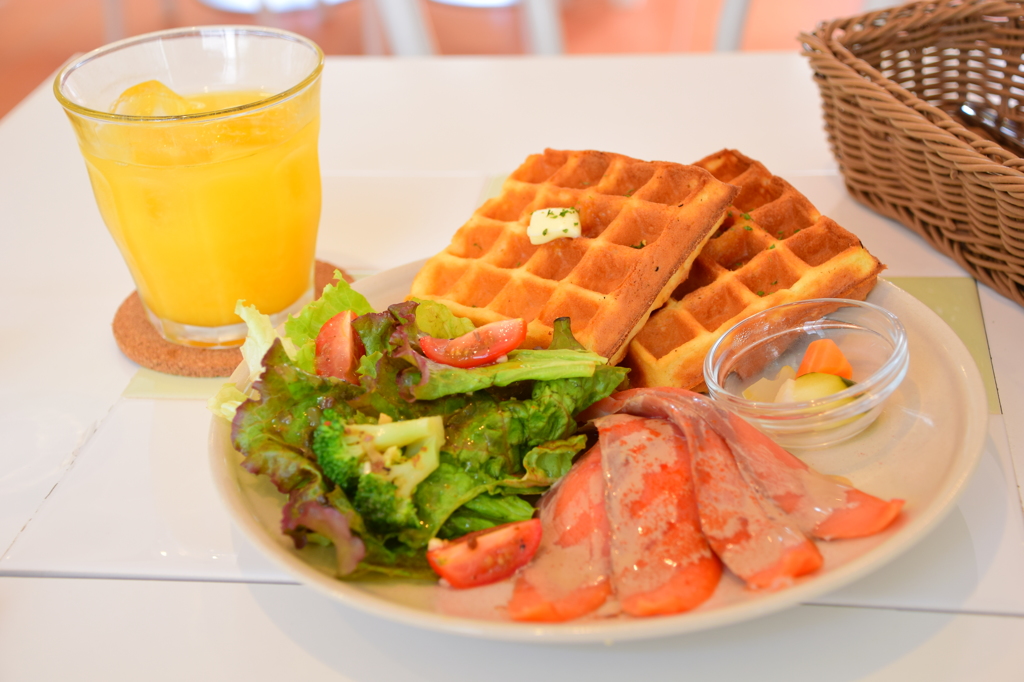 スモークサーモンとワッフル