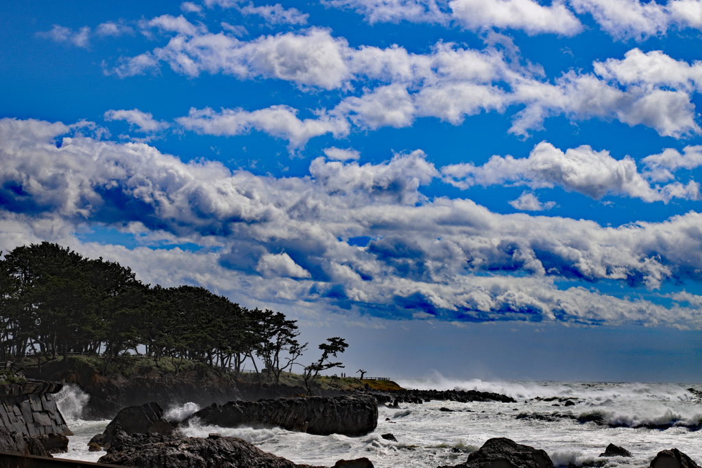 空は穏やか 海は時化