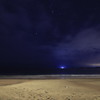 砂浜と海と漁火と星空
