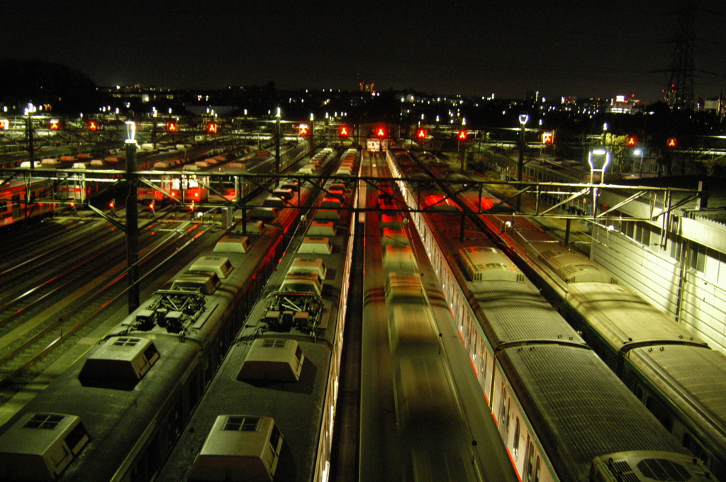 夜の車庫
