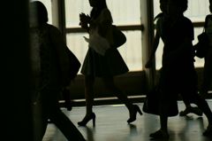 歩く女性