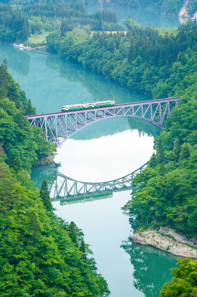 静かな朝の水鏡