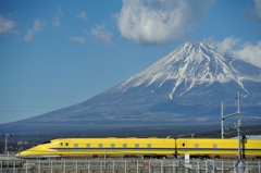 富士山バックのドクターイエロー