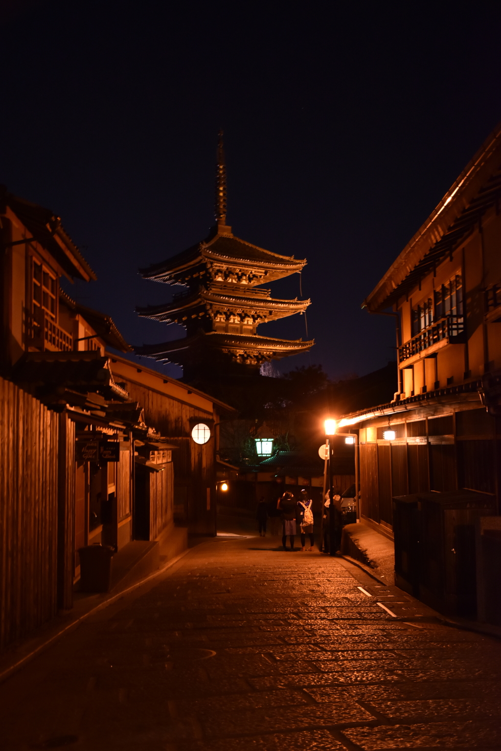 石畳と塔